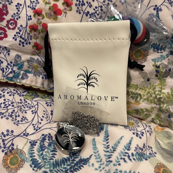 AROMALOVE London Pendant/locket and chain - Picture 5 of 6